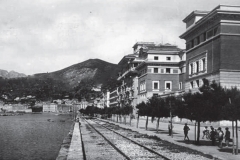 Il palazzo delle Poste dal Lungomare negli anni '30